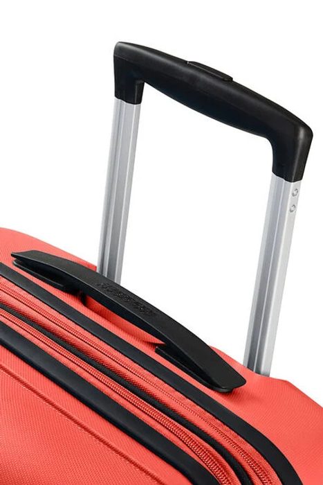 Dále v jeho výbavě naleznete výsuvnou dvojitou trolej s aretací a horní a boční madlo. AMERICAN TOURISTER, DÁLE V JEHO VÝBAVĚ NALEZNETE VÝSUVNOU DVOJITOU TROLEJ S ARETACÍ A HORNÍ A BOČNÍ MADLO. - SKOŘEPINOVÉ KUFRY - CESTOVNÍ KUFRY A TAŠKY