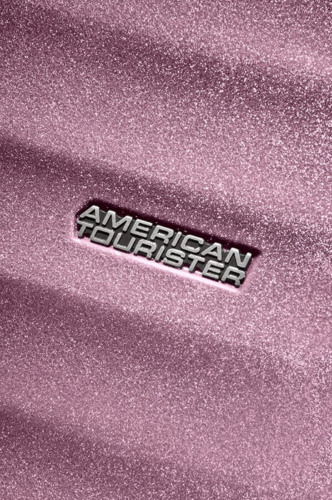 Přední stranu zdobí logo značky American Tourister. AMERICAN TOURISTER, PŘEDNÍ STRANU ZDOBÍ LOGO ZNAČKY AMERICAN TOURISTER. - PŘÍRUČNÍ ZAVAZADLA - CESTOVNÍ KUFRY A TAŠKY
