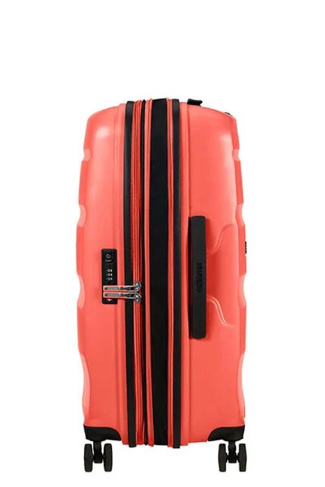 Objem kufru lze snadno navýšit až na 73 litrů s použitím integrovaného expandéru. AMERICAN TOURISTER, OBJEM KUFRU LZE SNADNO NAVÝŠIT AŽ NA 73 LITRŮ S POUŽITÍM INTEGROVANÉHO EXPANDÉRU. - SKOŘEPINOVÉ KUFRY - CESTOVNÍ KUFRY A TAŠKY