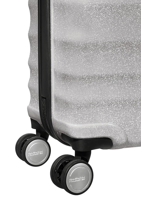 Součástí kufru jsou kvalitní, dvojitá kolečka otočná o 360°. AMERICAN TOURISTER, SOUČÁSTÍ KUFRU JSOU KVALITNÍ, DVOJITÁ KOLEČKA OTOČNÁ O 360°. - PŘÍRUČNÍ ZAVAZADLA - CESTOVNÍ KUFRY A TAŠKY