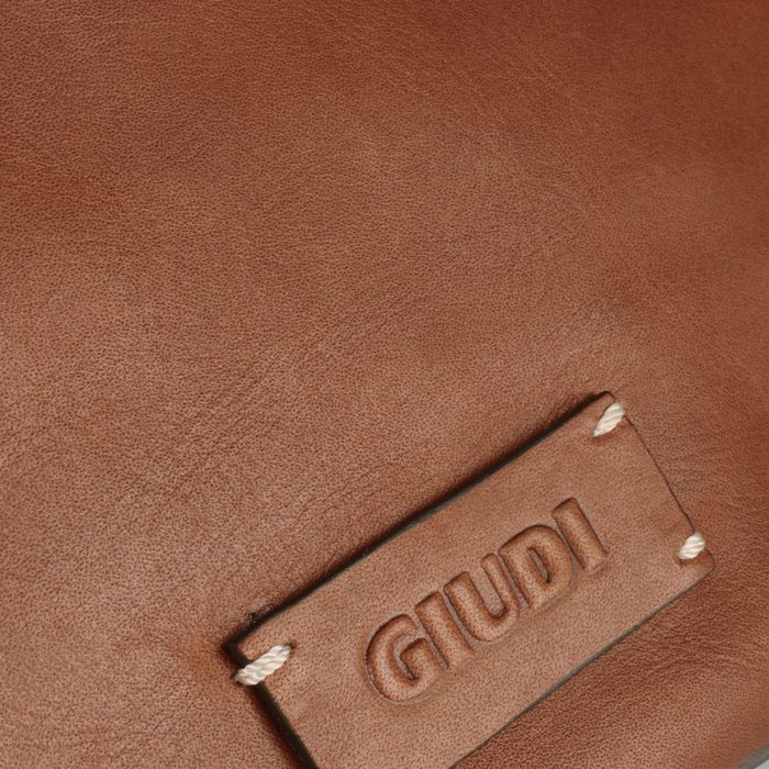 Kabelka je vyrobená z talianskej kože v hladkej matnej úprave. GIUDI, KABELKA JE VYROBENÁ Z TALIANSKEJ KOŽE V HLADKEJ MATNEJ ÚPRAVE. - CROSSBODY KABELKY - KABELKY