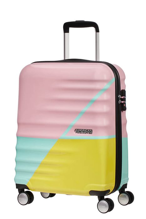 Skořepinové příruční zavazadlo z kolekce Wavebreaker od značky American Tourister vhodné pro několika denní pobyt. AMERICAN TOURISTER, SKOŘEPINOVÉ PŘÍRUČNÍ ZAVAZADLO Z KOLEKCE WAVEBREAKER OD ZNAČKY AMERICAN TOURISTER VHODNÉ PRO NĚKOLIKA DENNÍ POBYT. - PŘÍRUČNÍ ZAVAZADLA - CESTOVNÍ KUFRY A TAŠKY