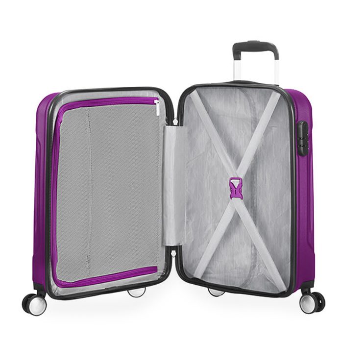 În ceea ce privește spațiul de depozitare, trolerul este echipat cu bretele pentru fixarea conținutului în spațiul inferior și un separator în spațiul superior. AMERICAN TOURISTER, ÎN CEEA CE PRIVEȘTE SPAȚIUL DE DEPOZITARE, TROLERUL ESTE ECHIPAT CU BRETELE PENTRU FIXAREA CONȚINUTULUI ÎN SPAȚIUL INFERIOR ȘI UN SEPARATOR ÎN SPAȚIUL SUPERIOR. - BAGAJE DE MÂNĂ - TROLERE ȘI GENȚI DE VOIAJ