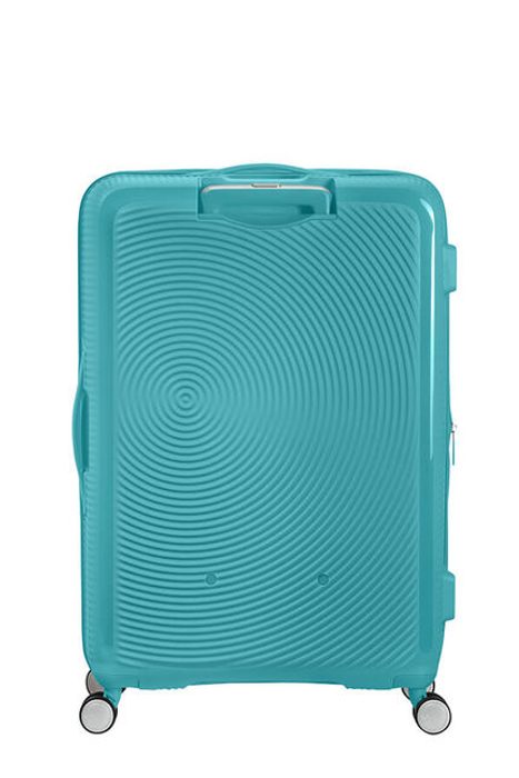 Hravý kruhový vzhled s kontrastním matným a lesklým povrchem jistě zaujme všude, kam se s ním podíváte. AMERICAN TOURISTER, HRAVÝ KRUHOVÝ VZHLED S KONTRASTNÍM MATNÝM A LESKLÝM POVRCHEM JISTĚ ZAUJME VŠUDE, KAM SE S NÍM PODÍVÁTE. - SKOŘEPINOVÉ KUFRY - CESTOVNÍ KUFRY A TAŠKY