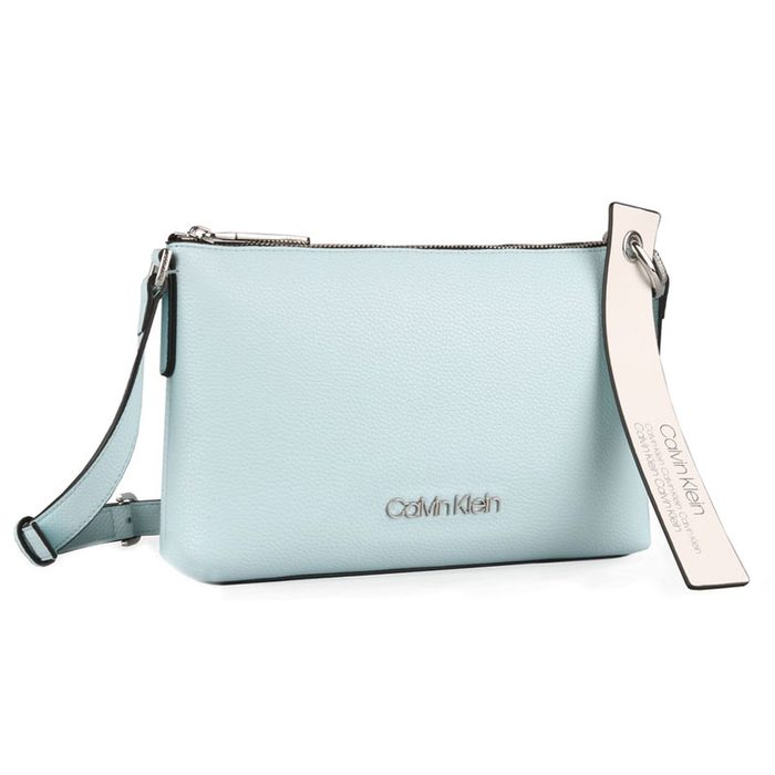 Ozdobte se stylovou dámskou kabelkou Calvin Klein z nové kolekce jaro/léto 2019. Praktickou velikost a elegantní design si zamilujete. CALVIN KLEIN, OZDOBTE SE STYLOVOU DÁMSKOU KABELKOU CALVIN KLEIN Z NOVÉ KOLEKCE JARO/LÉTO 2019. PRAKTICKOU VELIKOST A ELEGANTNÍ DESIGN SI ZAMILUJETE. - CROSSBODY KABELKY - KABELKY