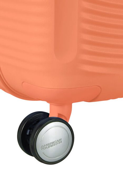 Pro pohodlné převážení z místa na místo je kufr vybaven čtyřmi dvojitými kolečky, která se otáčejí v plném rozsahu 360°. AMERICAN TOURISTER, PRO POHODLNÉ PŘEVÁŽENÍ Z MÍSTA NA MÍSTO JE KUFR VYBAVEN ČTYŘMI DVOJITÝMI KOLEČKY, KTERÁ SE OTÁČEJÍ V PLNÉM ROZSAHU 360°. - SKOŘEPINOVÉ KUFRY - CESTOVNÍ KUFRY A TAŠKY