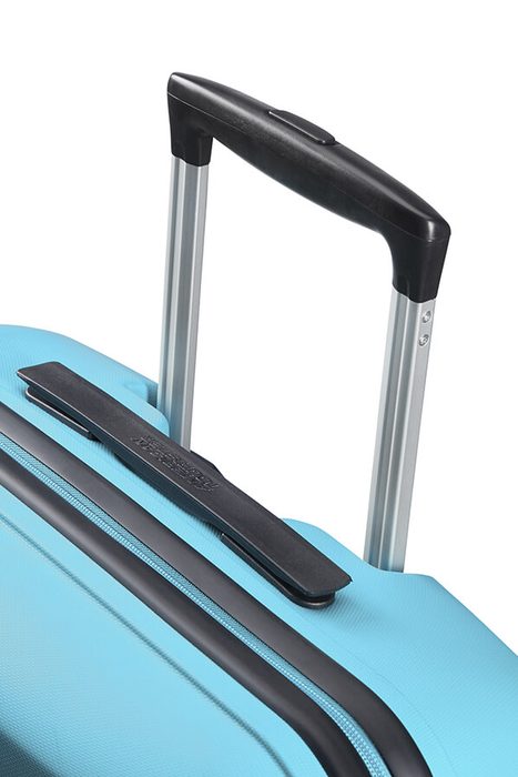 Viacstupňová rukoväť s tlačidlom a zámkom umožňuje pohodlné nastavenie pre cestovateľov akejkoľvek výšky. AMERICAN TOURISTER, VIACSTUPŇOVÁ RUKOVÄŤ S TLAČIDLOM A ZÁMKOM UMOŽŇUJE POHODLNÉ NASTAVENIE PRE CESTOVATEĽOV AKEJKOĽVEK VÝŠKY. - ŠKRUPINOVÉ KUFRE - CESTOVNÉ KUFRE A TAŠKY