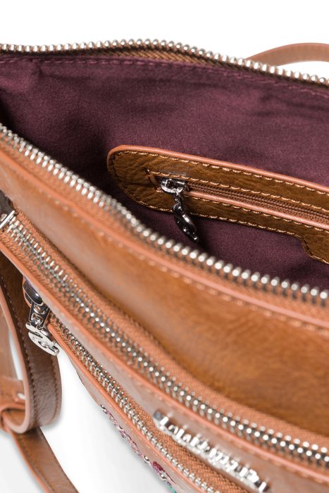 Hlavná priehradka je uzatvárateľná bezpečne na zips. Vnútri nájdete dve vrecká na zips a jednu otvorenú kapsu na drobnosti. Do kabelky pohodlne umiestnite svoju obľúbenú knihu formátu A5. DESIGUAL, HLAVNÁ PRIEHRADKA JE UZATVÁRATEĽNÁ BEZPEČNE NA ZIPS. VNÚTRI NÁJDETE DVE VRECKÁ NA ZIPS A JEDNU OTVORENÚ KAPSU NA DROBNOSTI. DO KABELKY POHODLNE UMIESTNITE SVOJU OBĽÚBENÚ KNIHU FORMÁTU A5. - CROSSBODY KABELKY - KABELKY