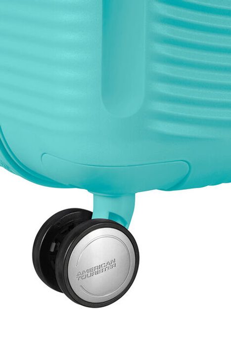 Pro pohodlné převážení z místa na místo je kufr vybaven čtyřmi dvojitými kolečky, která se otáčejí v plném rozsahu 360°. AMERICAN TOURISTER, PRO POHODLNÉ PŘEVÁŽENÍ Z MÍSTA NA MÍSTO JE KUFR VYBAVEN ČTYŘMI DVOJITÝMI KOLEČKY, KTERÁ SE OTÁČEJÍ V PLNÉM ROZSAHU 360°. - SKOŘEPINOVÉ KUFRY - CESTOVNÍ KUFRY A TAŠKY
