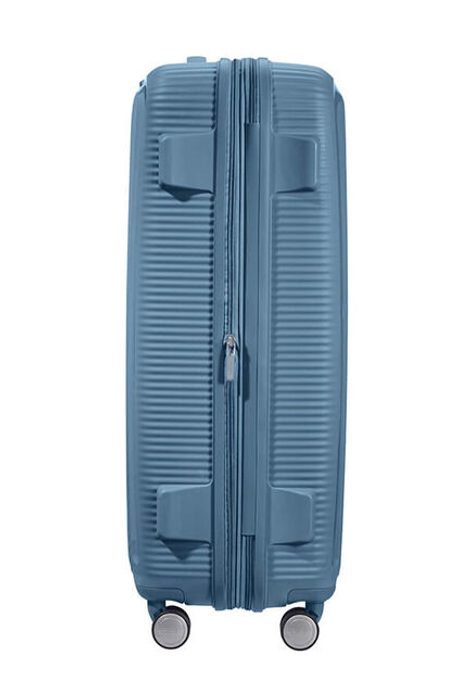 Pro pohodlné převážení z místa na místo je kufr vybaven čtyřmi dvojitými kolečky, která se otáčejí v plném rozsahu 360°. AMERICAN TOURISTER, PRO POHODLNÉ PŘEVÁŽENÍ Z MÍSTA NA MÍSTO JE KUFR VYBAVEN ČTYŘMI DVOJITÝMI KOLEČKY, KTERÁ SE OTÁČEJÍ V PLNÉM ROZSAHU 360°. - SKOŘEPINOVÉ KUFRY - CESTOVNÍ KUFRY A TAŠKY