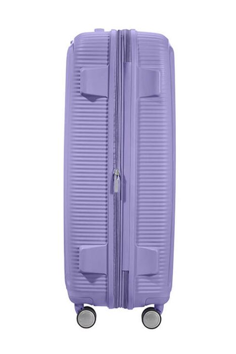 Pro pohodlné převážení z místa na místo je kufr vybaven čtyřmi dvojitými kolečky, která se otáčejí v plném rozsahu 360°. AMERICAN TOURISTER, PRO POHODLNÉ PŘEVÁŽENÍ Z MÍSTA NA MÍSTO JE KUFR VYBAVEN ČTYŘMI DVOJITÝMI KOLEČKY, KTERÁ SE OTÁČEJÍ V PLNÉM ROZSAHU 360°. - SKOŘEPINOVÉ KUFRY - CESTOVNÍ KUFRY A TAŠKY