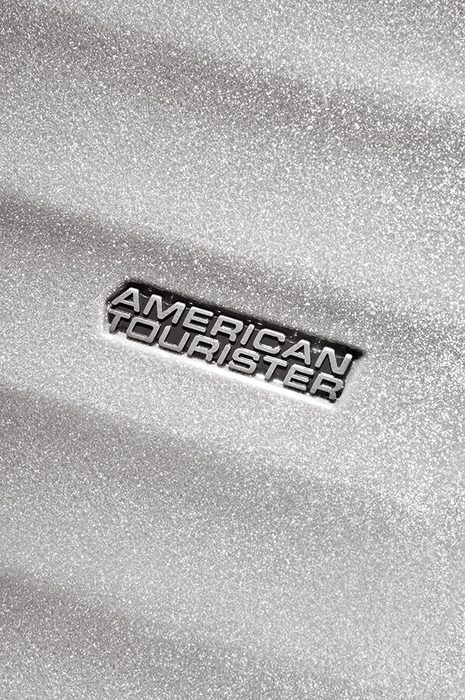 Přední stranu zdobí logo značky American Tourister. AMERICAN TOURISTER, PŘEDNÍ STRANU ZDOBÍ LOGO ZNAČKY AMERICAN TOURISTER. - PŘÍRUČNÍ ZAVAZADLA - CESTOVNÍ KUFRY A TAŠKY
