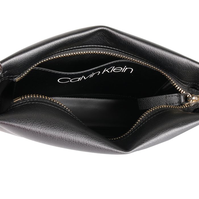Uvnitř dámské kabelky najdete jednu otevřenou přihrádku vhodnou na doklady. CALVIN KLEIN, UVNITŘ DÁMSKÉ KABELKY NAJDETE JEDNU OTEVŘENOU PŘIHRÁDKU VHODNOU NA DOKLADY. - CROSSBODY KABELKY - KABELKY