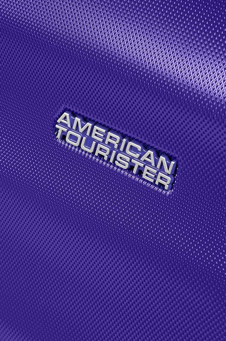 Přední stranu zdobí logo značky American Tourister. AMERICAN TOURISTER, PŘEDNÍ STRANU ZDOBÍ LOGO ZNAČKY AMERICAN TOURISTER. - PŘÍRUČNÍ ZAVAZADLA - CESTOVNÍ KUFRY A TAŠKY