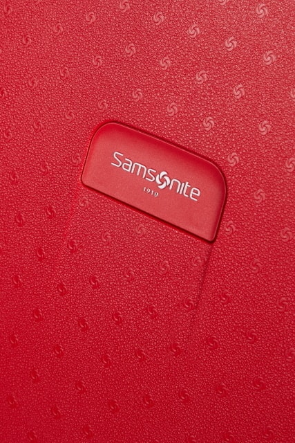 Designové logo značky Samsonite na přední straně kufru SAMSONITE, DESIGNOVÉ LOGO ZNAČKY SAMSONITE NA PŘEDNÍ STRANĚ KUFRU - SKOŘEPINOVÉ KUFRY - CESTOVNÍ KUFRY A TAŠKY