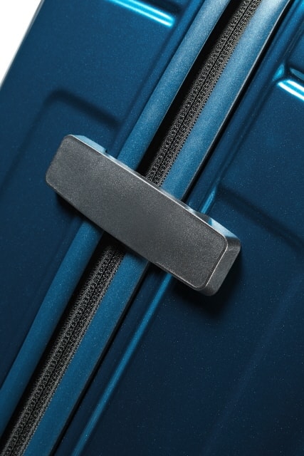 Neopulse este un troler cu carcasă rigidă care combină perfect greutatea redusă și rezistența grație designului armat brevetat și a colțurilor cu extra protecție. SAMSONITE, NEOPULSE ESTE UN TROLER CU CARCASĂ RIGIDĂ CARE COMBINĂ PERFECT GREUTATEA REDUSĂ ȘI REZISTENȚA GRAȚIE DESIGNULUI ARMAT BREVETAT ȘI A COLȚURILOR CU EXTRA PROTECȚIE. - TROLERE RIGIDE - TROLERE ȘI GENȚI DE VOIAJ