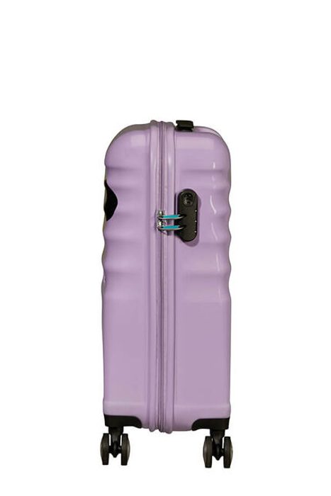 V jeho výbavě naleznete také kombinační tříčíselný bezpečnostní zámek. AMERICAN TOURISTER, V JEHO VÝBAVĚ NALEZNETE TAKÉ KOMBINAČNÍ TŘÍČÍSELNÝ BEZPEČNOSTNÍ ZÁMEK. - PŘÍRUČNÍ ZAVAZADLA - CESTOVNÍ KUFRY A TAŠKY