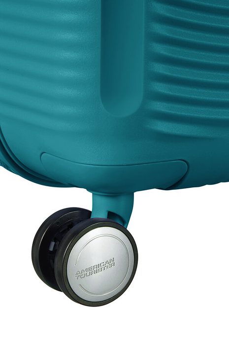 Pro pohodlné převážení z místa na místo je kufr vybaven čtyřmi dvojitými kolečky, která se otáčejí v plném rozsahu 360°. AMERICAN TOURISTER, PRO POHODLNÉ PŘEVÁŽENÍ Z MÍSTA NA MÍSTO JE KUFR VYBAVEN ČTYŘMI DVOJITÝMI KOLEČKY, KTERÁ SE OTÁČEJÍ V PLNÉM ROZSAHU 360°. - SKOŘEPINOVÉ KUFRY - CESTOVNÍ KUFRY A TAŠKY