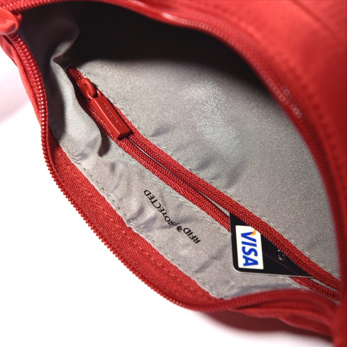 Hlavní kapsa je uzavíratelná bezpečně na zip a doplněna zipovou přihrádkou, která je doplněna o speciální podšívku s RFID funkcí. HEDGREN, HLAVNÍ KAPSA JE UZAVÍRATELNÁ BEZPEČNĚ NA ZIP A DOPLNĚNA ZIPOVOU PŘIHRÁDKOU, KTERÁ JE DOPLNĚNA O SPECIÁLNÍ PODŠÍVKU S RFID FUNKCÍ. - KABELKY PŘES RAMENO - KABELKY