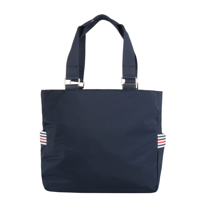 Kabelka je vyrobena z recyklovaného polyesteru a nylonu, který je velmi odolný, lehký a snadno omyvatelný. Přední stranu zdobí logo značky. TOMMY HILFIGER, KABELKA JE VYROBENA Z RECYKLOVANÉHO POLYESTERU A NYLONU, KTERÝ JE VELMI ODOLNÝ, LEHKÝ A SNADNO OMYVATELNÝ. PŘEDNÍ STRANU ZDOBÍ LOGO ZNAČKY. - SHOPPER KABELKY - KABELKY