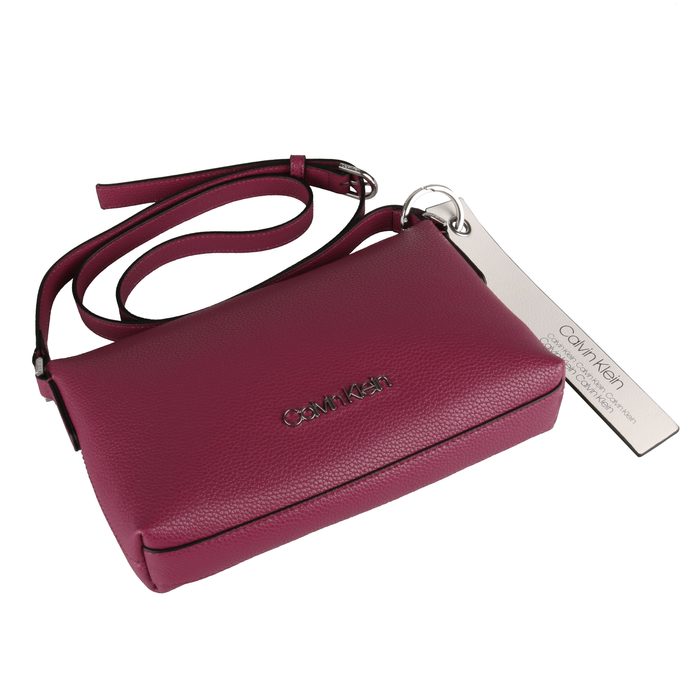 Kabelku zdobí odnímatelný přívěsek s logem značky Calvin Klein. CALVIN KLEIN, KABELKU ZDOBÍ ODNÍMATELNÝ PŘÍVĚSEK S LOGEM ZNAČKY CALVIN KLEIN. - CROSSBODY KABELKY - KABELKY