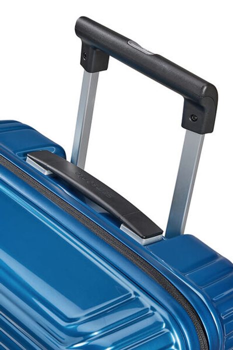 Mânerul dublu și ușor care se adaptează la înălțimea utilizatorului. SAMSONITE, MÂNERUL DUBLU ȘI UȘOR CARE SE ADAPTEAZĂ LA ÎNĂLȚIMEA UTILIZATORULUI. - TROLERE RIGIDE - TROLERE ȘI GENȚI DE VOIAJ