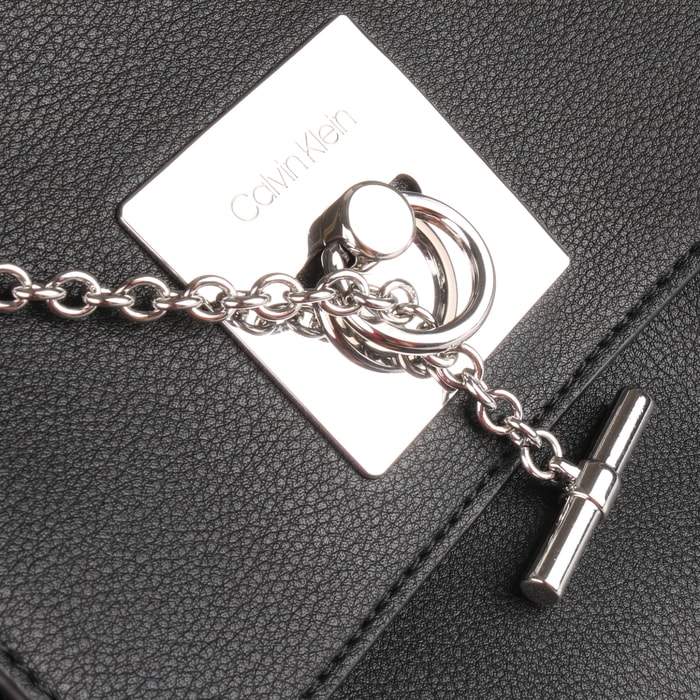 Kabelka cez rameno z kolekcie CK Lock je vyrobená zo syntetickej kože a je vďaka tomu nenáročná na údržbu. CALVIN KLEIN, KABELKA CEZ RAMENO Z KOLEKCIE CK LOCK JE VYROBENÁ ZO SYNTETICKEJ KOŽE A JE VĎAKA TOMU NENÁROČNÁ NA ÚDRŽBU. - KABELKY DO RUKY - KABELKY