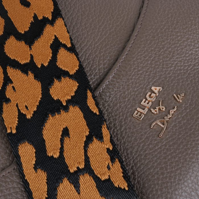 Popruh je zdobený zvířecím vzorem - odtud pochází název celé kolekce Safari. ELEGA BY DANA M, POPRUH JE ZDOBENÝ ZVÍŘECÍM VZOREM - ODTUD POCHÁZÍ NÁZEV CELÉ KOLEKCE SAFARI. - KABELKY PŘES RAMENO - KABELKY