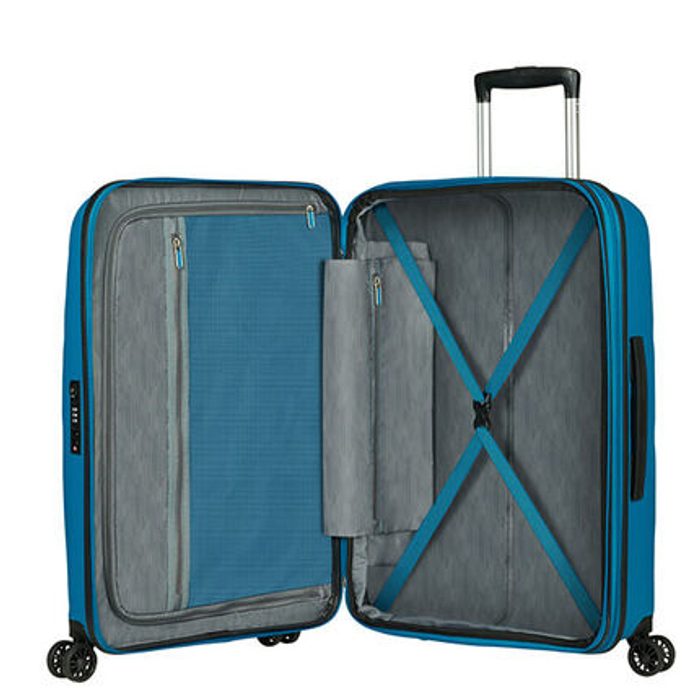 Uvnitř je k dispozici oboustranný balící systém s textilní přepážkou na zip, praktickými kapsami na zip a fixačními popruhy pro stabilizaci obsahu kufru. AMERICAN TOURISTER, UVNITŘ JE K DISPOZICI OBOUSTRANNÝ BALÍCÍ SYSTÉM S TEXTILNÍ PŘEPÁŽKOU NA ZIP, PRAKTICKÝMI KAPSAMI NA ZIP A FIXAČNÍMI POPRUHY PRO STABILIZACI OBSAHU KUFRU. - SKOŘEPINOVÉ KUFRY - CESTOVNÍ KUFRY A TAŠKY