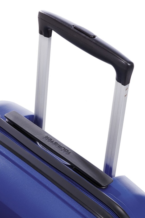 Viacstupňová rukoväť s tlačidlom a zámkom umožňuje pohodlné nastavenie pre cestovateľov akejkoľvek výšky. AMERICAN TOURISTER, VIACSTUPŇOVÁ RUKOVÄŤ S TLAČIDLOM A ZÁMKOM UMOŽŇUJE POHODLNÉ NASTAVENIE PRE CESTOVATEĽOV AKEJKOĽVEK VÝŠKY. - ŠKRUPINOVÉ KUFRE - CESTOVNÉ KUFRE A TAŠKY