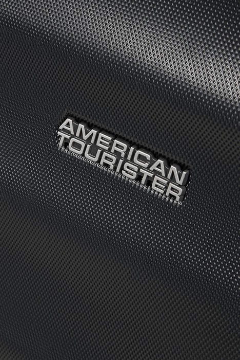 Přední stranu zdobí logo značky American Tourister. AMERICAN TOURISTER, PŘEDNÍ STRANU ZDOBÍ LOGO ZNAČKY AMERICAN TOURISTER. - PŘÍRUČNÍ ZAVAZADLA - CESTOVNÍ KUFRY A TAŠKY
