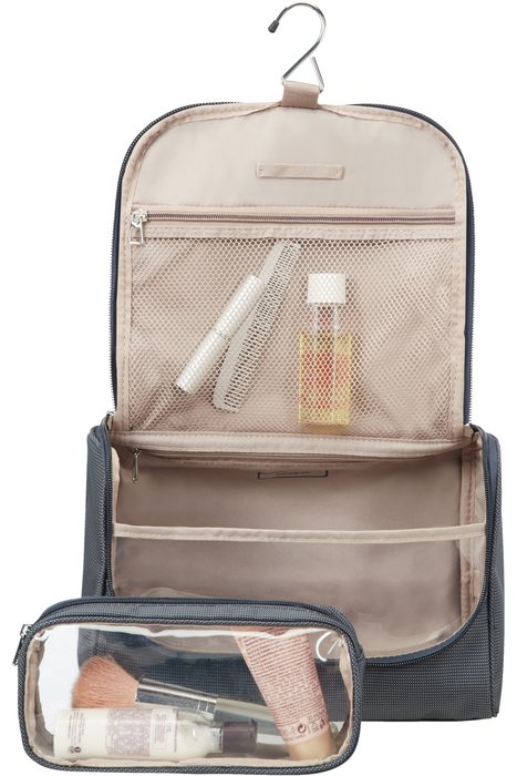 Uvnitř je k dispozici vyjímatelná průhledná přihrádka na zip a praktické kapsy na kosmetické produkty. SAMSONITE, UVNITŘ JE K DISPOZICI VYJÍMATELNÁ PRŮHLEDNÁ PŘIHRÁDKA NA ZIP A PRAKTICKÉ KAPSY NA KOSMETICKÉ PRODUKTY. - KOSMETICKÉ A TOALETNÍ TAŠKY - CESTOVNÍ KUFRY A TAŠKY