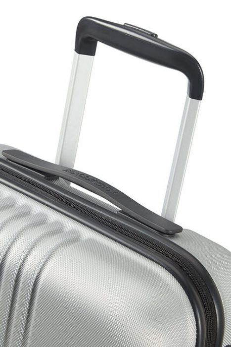 Dispune de o încuietoare combinată rezistentă pentru o călătorie sigură și un mâner extensibil ușor, care se adaptează la înălțimea utilizatorului. AMERICAN TOURISTER, DISPUNE DE O ÎNCUIETOARE COMBINATĂ REZISTENTĂ PENTRU O CĂLĂTORIE SIGURĂ ȘI UN MÂNER EXTENSIBIL UȘOR, CARE SE ADAPTEAZĂ LA ÎNĂLȚIMEA UTILIZATORULUI. - BAGAJE DE MÂNĂ - TROLERE ȘI GENȚI DE VOIAJ