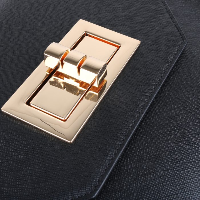 Kabelka je vyrobená z hovězí kůže v designu Saffiano. ELEGA BY DANA M, KABELKA JE VYROBENÁ Z HOVĚZÍ KŮŽE V DESIGNU SAFFIANO. - KABELKY PŘES RAMENO - KABELKY