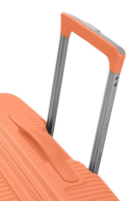 Snadnou manipulaci umožňuje polohovatelná trolej s nastavitelnou délkou a dvě madla (horní a boční). AMERICAN TOURISTER, SNADNOU MANIPULACI UMOŽŇUJE POLOHOVATELNÁ TROLEJ S NASTAVITELNOU DÉLKOU A DVĚ MADLA (HORNÍ A BOČNÍ). - SKOŘEPINOVÉ KUFRY - CESTOVNÍ KUFRY A TAŠKY