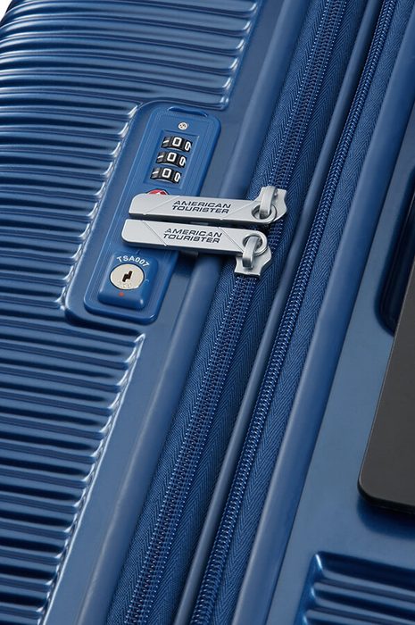 Je vyrobený z polykarbonátu, který se vyznačuje vysokou odolností, lehce omyvatelným povrchem a nižší hmotností. AMERICAN TOURISTER, JE VYROBENÝ Z POLYKARBONÁTU, KTERÝ SE VYZNAČUJE VYSOKOU ODOLNOSTÍ, LEHCE OMYVATELNÝM POVRCHEM A NIŽŠÍ HMOTNOSTÍ. - SKOŘEPINOVÉ KUFRY - CESTOVNÍ KUFRY A TAŠKY