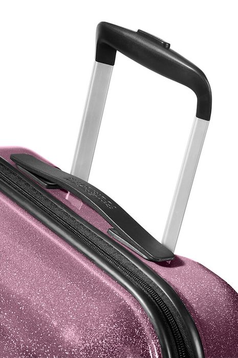 V jeho výbavě dále najdete odolnou výsuvnou rukojeť, která usnadňuje zvedání a přenášení zavazadla. AMERICAN TOURISTER, V JEHO VÝBAVĚ DÁLE NAJDETE ODOLNOU VÝSUVNOU RUKOJEŤ, KTERÁ USNADŇUJE ZVEDÁNÍ A PŘENÁŠENÍ ZAVAZADLA. - PŘÍRUČNÍ ZAVAZADLA - CESTOVNÍ KUFRY A TAŠKY