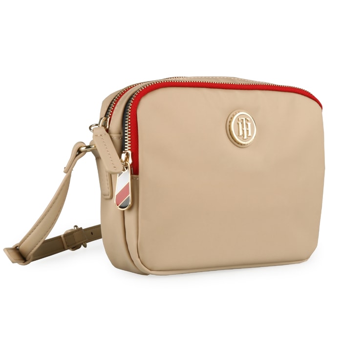 Lze ji nosit přes rameno i crosbody. Popruh je nastavitelný až na 138 cm. TOMMY HILFIGER, LZE JI NOSIT PŘES RAMENO I CROSBODY. POPRUH JE NASTAVITELNÝ AŽ NA 138 CM. - CROSSBODY KABELKY - KABELKY