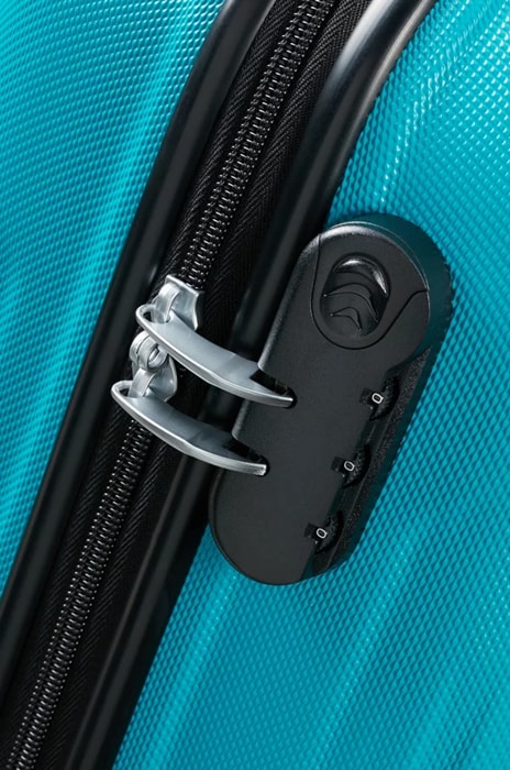 De asemenea este prevăzut cu fermoare de calitate, mâner superior pentru ridicare ușoară și patru roți duble pentru o manipulare ușoară. AMERICAN TOURISTER, DE ASEMENEA ESTE PREVĂZUT CU FERMOARE DE CALITATE, MÂNER SUPERIOR PENTRU RIDICARE UȘOARĂ ȘI PATRU ROȚI DUBLE PENTRU O MANIPULARE UȘOARĂ. - BAGAJE DE MÂNĂ - TROLERE ȘI GENȚI DE VOIAJ