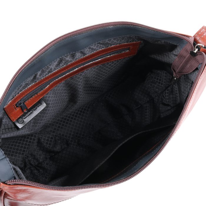 Hlavná priehradka je uzatvárateľná bezpečne na zips. Vnútri je menšie otvorené vrecko a vrecko na zips. SNĚŽKA NÁCHOD, HLAVNÁ PRIEHRADKA JE UZATVÁRATEĽNÁ BEZPEČNE NA ZIPS. VNÚTRI JE MENŠIE OTVORENÉ VRECKO A VRECKO NA ZIPS. - KABELKY CEZ RAMENO - KABELKY