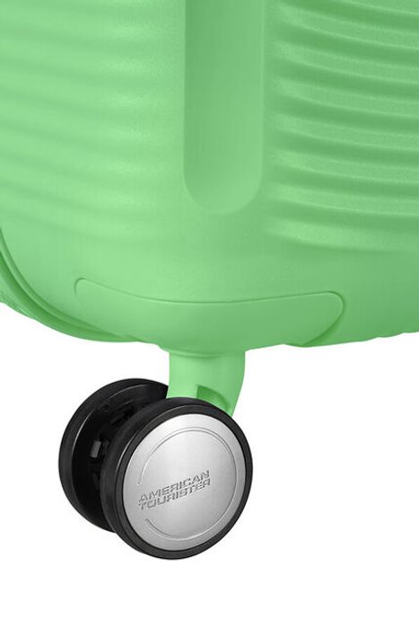 Pro pohodlné převážení z místa na místo je kufr vybaven čtyřmi dvojitými kolečky, která se otáčejí v plném rozsahu 360°. AMERICAN TOURISTER, PRO POHODLNÉ PŘEVÁŽENÍ Z MÍSTA NA MÍSTO JE KUFR VYBAVEN ČTYŘMI DVOJITÝMI KOLEČKY, KTERÁ SE OTÁČEJÍ V PLNÉM ROZSAHU 360°. - SKOŘEPINOVÉ KUFRY - CESTOVNÍ KUFRY A TAŠKY