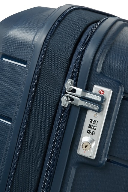 Trolerulul are fermoare duble care se pot bloca și un sistem de blocare cu trei cifre, cu încuietoare TSA pentru o călătorie sigură. SAMSONITE, TROLERULUL ARE FERMOARE DUBLE CARE SE POT BLOCA ȘI UN SISTEM DE BLOCARE CU TREI CIFRE, CU ÎNCUIETOARE TSA PENTRU O CĂLĂTORIE SIGURĂ. - TROLERE RIGIDE - TROLERE ȘI GENȚI DE VOIAJ