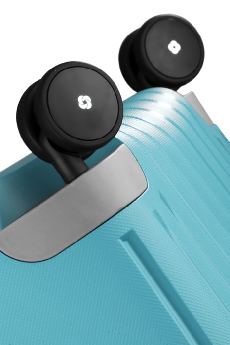 Štyri dvojité kolieska otočné o 360 ° pre ľahkú manipuláciu. SAMSONITE, ŠTYRI DVOJITÉ KOLIESKA OTOČNÉ O 360 ° PRE ĽAHKÚ MANIPULÁCIU. - ŠKRUPINOVÉ KUFRE - CESTOVNÉ KUFRE A TAŠKY