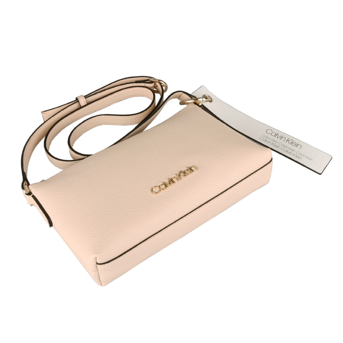 Kabelku zdobí odnímatelný přívěsek s logem značky Calvin Klein. CALVIN KLEIN, KABELKU ZDOBÍ ODNÍMATELNÝ PŘÍVĚSEK S LOGEM ZNAČKY CALVIN KLEIN. - CROSSBODY KABELKY - KABELKY