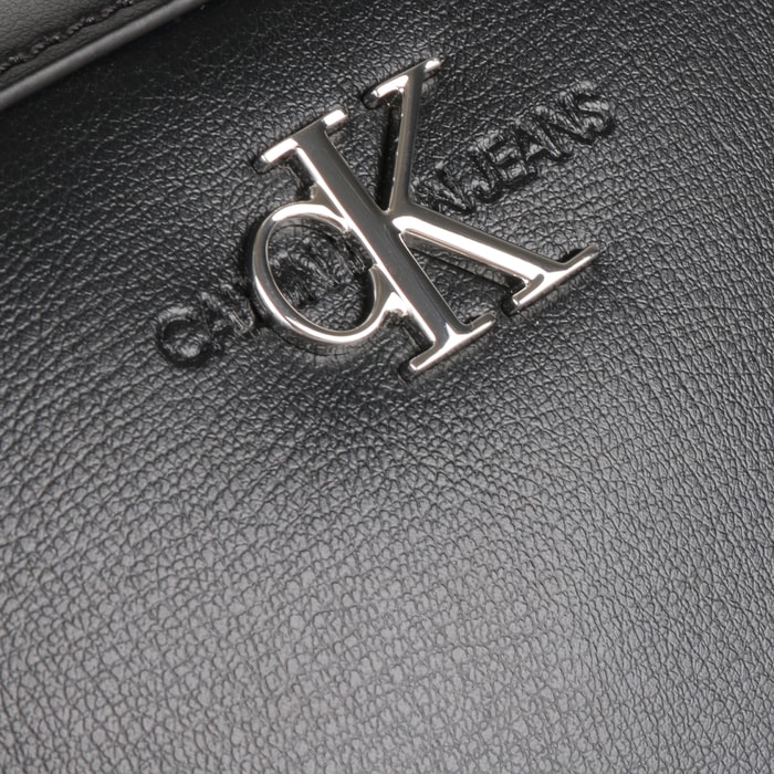 Dámská kabelka z kolekce CK Jeans Monogram je vyrobena ze syntetické kůže. CALVIN KLEIN, DÁMSKÁ KABELKA Z KOLEKCE CK JEANS MONOGRAM JE VYROBENA ZE SYNTETICKÉ KŮŽE. - CROSSBODY KABELKY - KABELKY