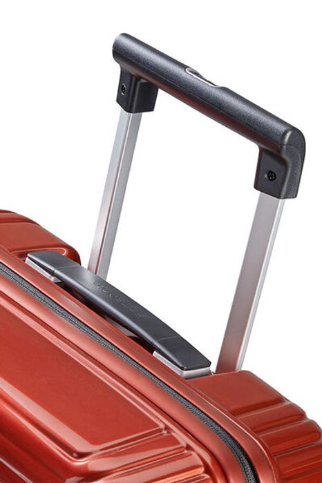 Mânerul dublu și ușor care se adaptează la înălțimea utilizatorului. SAMSONITE, MÂNERUL DUBLU ȘI UȘOR CARE SE ADAPTEAZĂ LA ÎNĂLȚIMEA UTILIZATORULUI. - TROLERE RIGIDE - TROLERE ȘI GENȚI DE VOIAJ