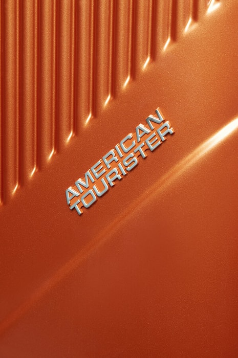Logo značky American Tourister. AMERICAN TOURISTER, LOGO ZNAČKY AMERICAN TOURISTER. - SKOŘEPINOVÉ KUFRY - CESTOVNÍ KUFRY A TAŠKY