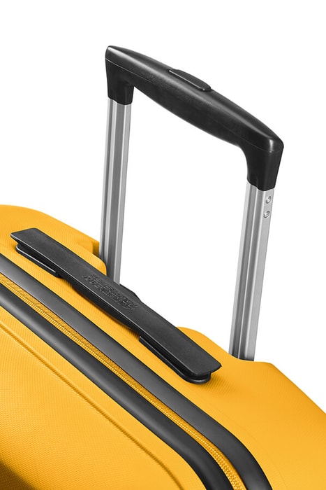 Viacstupňová rukoväť s tlačidlom a zámkom umožňuje pohodlné nastavenie pre cestovateľov akejkoľvek výšky. AMERICAN TOURISTER, VIACSTUPŇOVÁ RUKOVÄŤ S TLAČIDLOM A ZÁMKOM UMOŽŇUJE POHODLNÉ NASTAVENIE PRE CESTOVATEĽOV AKEJKOĽVEK VÝŠKY. - ŠKRUPINOVÉ KUFRE - CESTOVNÉ KUFRE A TAŠKY
