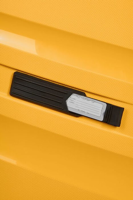 Na zadní straně je kufr doplněn integrovanou jmenovkou. AMERICAN TOURISTER, NA ZADNÍ STRANĚ JE KUFR DOPLNĚN INTEGROVANOU JMENOVKOU. - SKOŘEPINOVÉ KUFRY - CESTOVNÍ KUFRY A TAŠKY