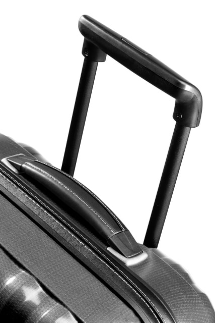 Dále obsahuje jednu boční kapsu na zip a odnímatelnou přepážku s ramínkem, která může být také použita jako samostatná přepážka SAMSONITE, DÁLE OBSAHUJE JEDNU BOČNÍ KAPSU NA ZIP A ODNÍMATELNOU PŘEPÁŽKU S RAMÍNKEM, KTERÁ MŮŽE BÝT TAKÉ POUŽITA JAKO SAMOSTATNÁ PŘEPÁŽKA - SKOŘEPINOVÉ KUFRY - CESTOVNÍ KUFRY A TAŠKY